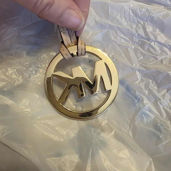 Michael Kors MK logo bag charm with a beige leather strap - Picture 6 of 9